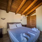 Niriides Villa *