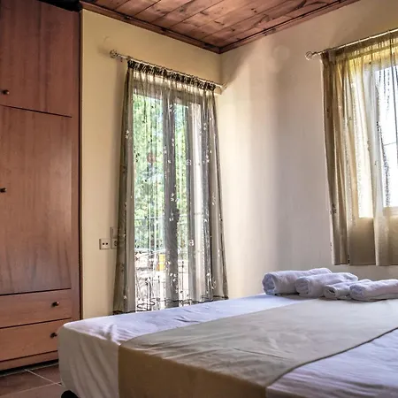 Niriides Luxury Villa *