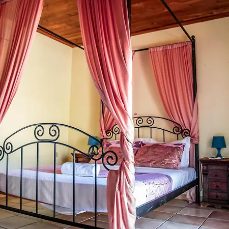 Niriides Luxury Villa *