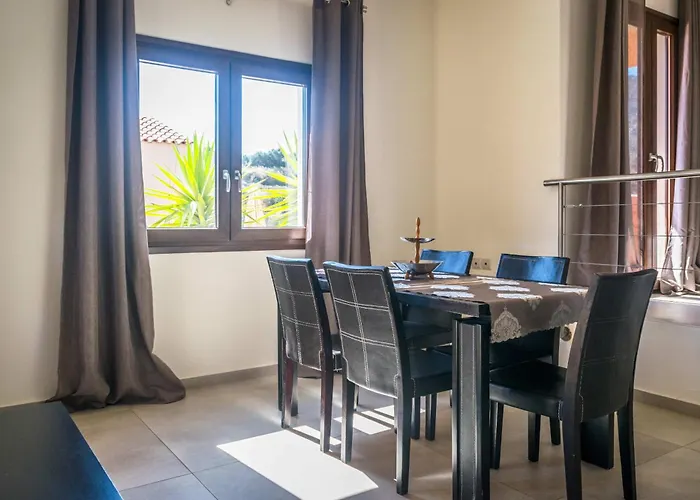 וילה Niriides הרסוניסוס